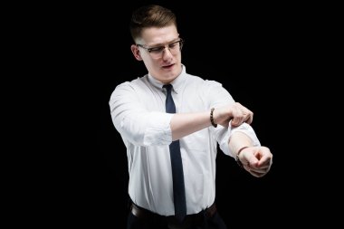 Sarışın adam beyaz gömlek kolları haddeleme