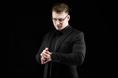 Sarışın yakışıklı wristle bakarak