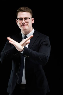 Sarışın adam dur jest siyah arka plan üzerinde gösterilen