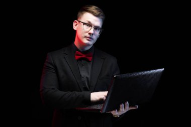 Not Defteri kullanarak ve kameraya bakarak sarışın adam