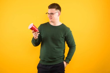 Kırmızı Kupası tutarak ve merak sarışın adam