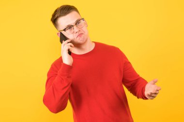 Smartphone ile konuşmak ve mimik yakışıklı sarışın adam