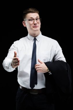 Sarışın adam Selam el ile siyah arka plan üzerine takım elbise