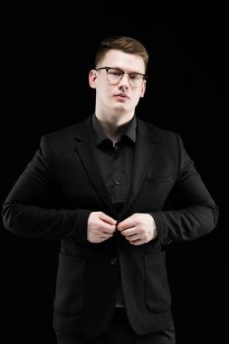 Sarışın yakışıklı siyah ceket düğmeleri kadar düğmelerini