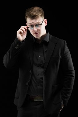 Kameraya bakarak ve gözlük sabitleme yakışıklı sarışın adam