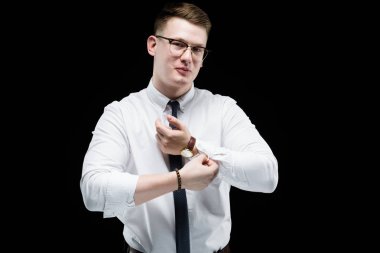 Sarışın adam unbuttoning gömlek kolları