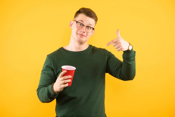 Hombre Rubio Sosteniendo Taza Roja Señalando Con Dedo —  Fotos de Stock