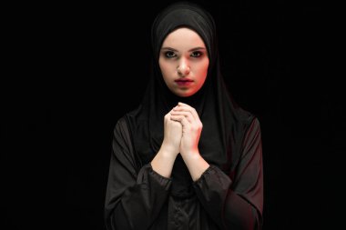 Geleneksel giysiler içinde genç Müslüman kadın portresi