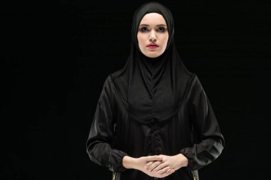 Geleneksel giysiler içinde genç Müslüman kadın portresi