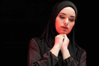 Geleneksel giysiler içinde kapalı gözler olan Müslüman kadın portresi