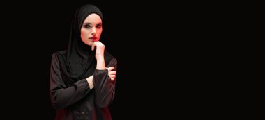 Geleneksel giysiler içinde genç Müslüman kadın portresi