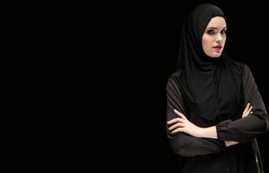 Eller geleneksel giysiler içinde geçiş genç Müslüman kadın portresi
