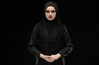 Geleneksel giysiler içinde genç Müslüman kadın portresi