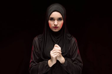 Geleneksel giysiler içinde genç Müslüman kadın portresi