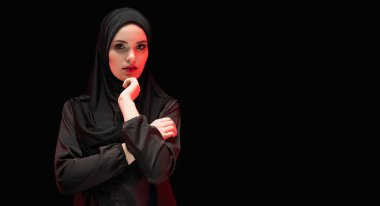 Geleneksel giysiler yüzüne dokunmadan el ile genç Müslüman kadın portresi
