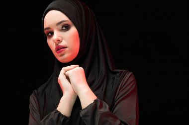 Geleneksel giysilerle elleri katlanır genç Müslüman kadın portresi