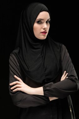 Eller geleneksel giysiler içinde geçiş ile genç Müslüman kadının portresi