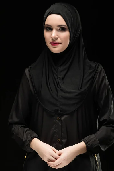 伝統的な服の若いイスラム教徒の女性の肖像画 — ストック写真
