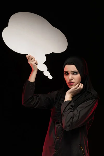 空のバルーンを保持している若いイスラム教徒の女性の肖像画 — ストック写真