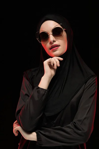 Portrait Jeune Femme Musulmane Lunettes Soleil Vêtements Traditionnels — Photo