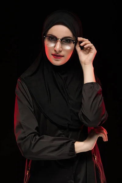 メガネや伝統的な服の若いイスラム教徒の女性の肖像画 — ストック写真