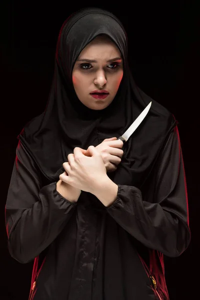 手でナイフを保持若いイスラム教徒の女性の肖像画 — ストック写真
