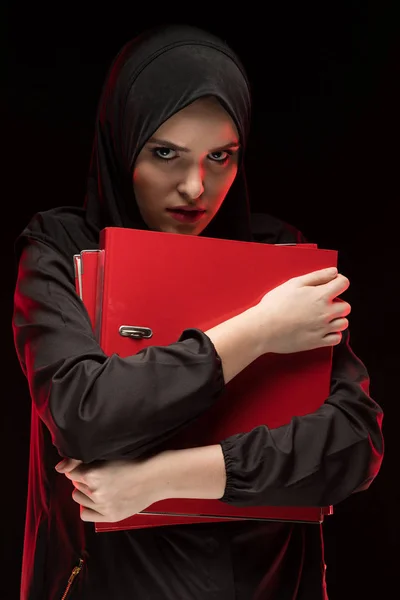 Retrato Una Joven Musulmana Preocupada Sosteniendo Carpetas Rojas — Foto de Stock