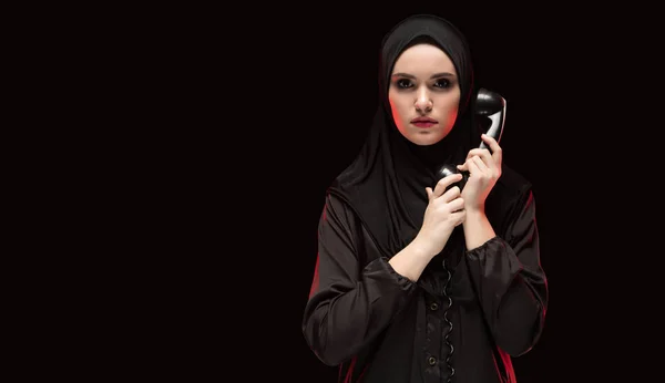 ビンテージ携帯電話の携帯電話を保持している若いイスラム教徒の女性の肖像画 — ストック写真