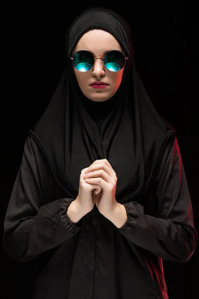 Güneş Gözlüğü Geleneksel Giysiler Içinde Genç Müslüman Kadın Portresi — Stok fotoğraf