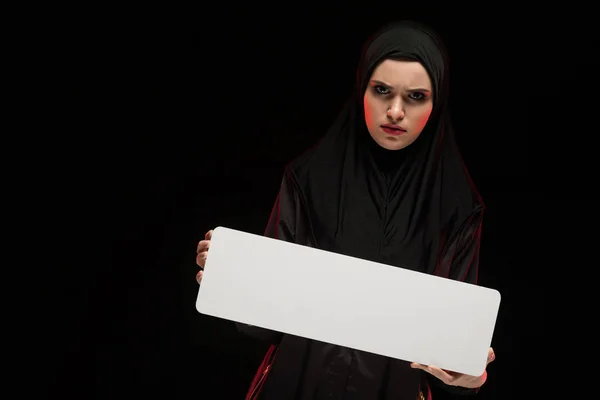 空白のホワイト ボードを保持している怒っている若いイスラム教徒の女性の肖像画 — ストック写真