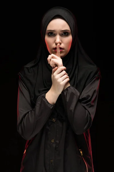 指で口を覆っている若いイスラム教徒の女性の肖像画は サイレントのコンセプトを維持します — ストック写真