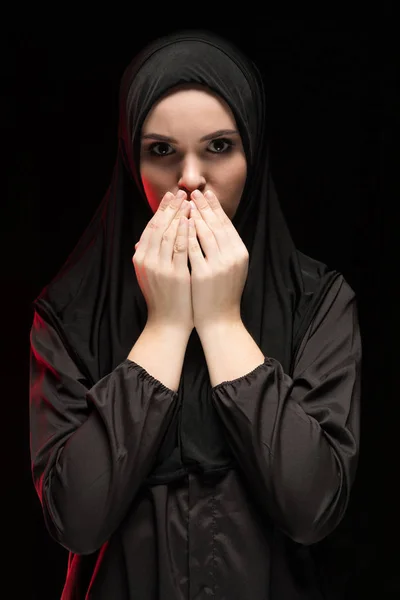 伝統的な服の祈りの若いイスラム教徒の女性の肖像画 — ストック写真