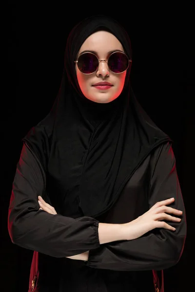 Güneş Gözlüğü Geleneksel Elbise Eller Geçiş Genç Müslüman Kadın Portresi — Stok fotoğraf