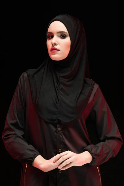 Geleneksel Giysiler Içinde Genç Müslüman Kadın Portresi — Stok fotoğraf