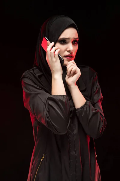 スマート フォンを使用して動揺の若いイスラム教徒の女性の肖像画 — ストック写真