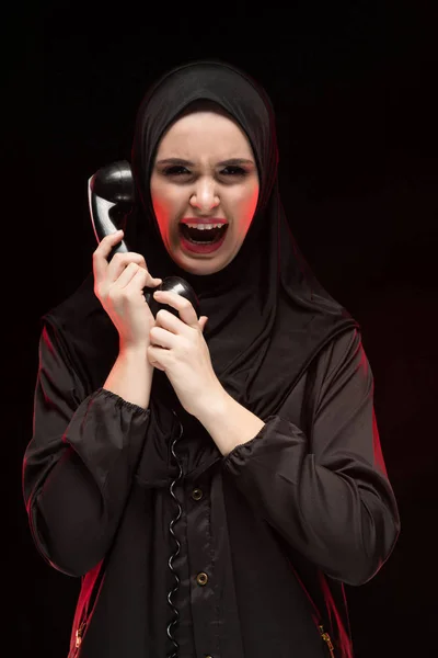 Retrato Una Joven Musulmana Sosteniendo Gritando Auricular Teléfono Vintage — Foto de Stock