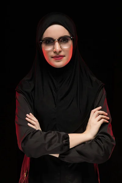 メガネと伝統的な服での手の交差の若いイスラム教徒の女性の肖像画 — ストック写真