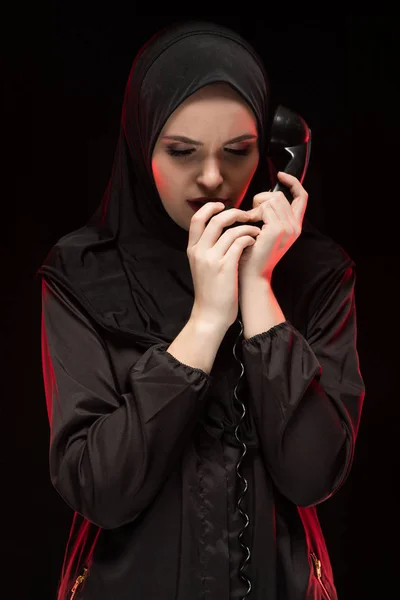 Retrato Una Joven Musulmana Con Los Ojos Cerrados Sosteniendo Auricular — Foto de Stock