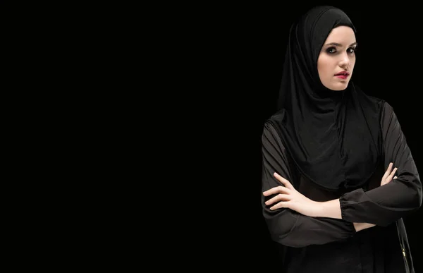 伝統的な服での手の交差の若いイスラム教徒女性の肖像画 — ストック写真