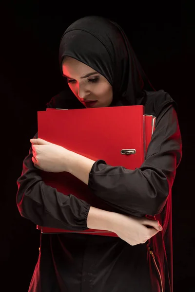 赤いフォルダーを保持している心配の若いイスラム教徒の女性の肖像画 — ストック写真