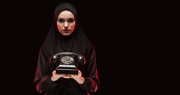 ビンテージ携帯電話を保持若いイスラム教徒の女性の肖像画 — ストック写真