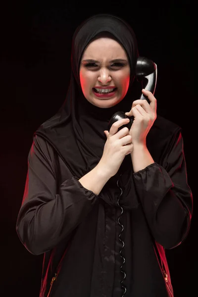 Πορτρέτο Του Αναστατωμένος Νεαρή Μουσουλμάνα Κρατώντας Ακουστικό Του Τηλεφώνου Vintage — Φωτογραφία Αρχείου