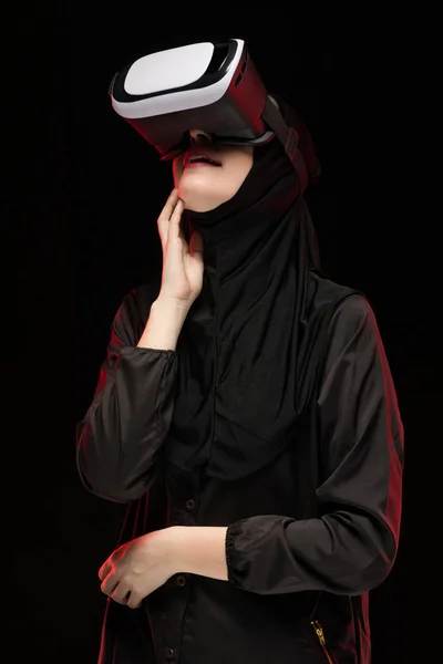 Jovem Muçulmana Óculos Realidade Virtual Fundo Preto — Fotografia de Stock