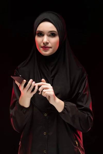 Πορτρέτο Του Νεαρή Μουσουλμάνα Χρησιμοποιώντας Smartphone — Φωτογραφία Αρχείου
