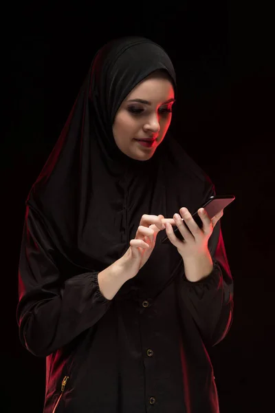 Retrato Una Joven Musulmana Usando Smartphone —  Fotos de Stock