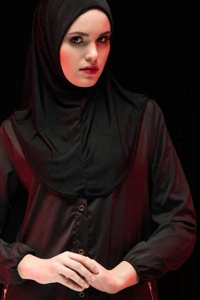 伝統的な服の若いイスラム教徒の女性の肖像画 — ストック写真