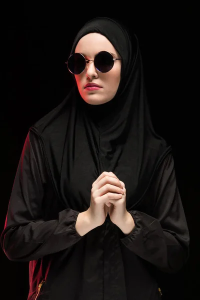 Porträtt Ung Muslimsk Kvinna Solglasögon Och Traditionella Kläder — Stockfoto