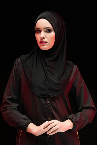 Portrét Mladé Muslimské Ženy Tradičním Oblečení — Stock fotografie