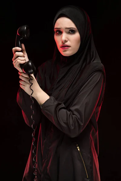 ビンテージ携帯電話の携帯電話を保持している若いイスラム教徒の女性の肖像画 — ストック写真