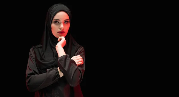 Retrato Jovem Muçulmana Com Mão Tocando Rosto Roupas Tradicionais — Fotografia de Stock